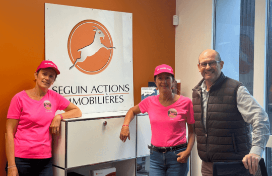 Associatif : Le Gérant de Seguin Actions Immobilières au côtés des représentantes des Mamies Roses soutient pour la ligue contre le cancer Octobre Rose 2023